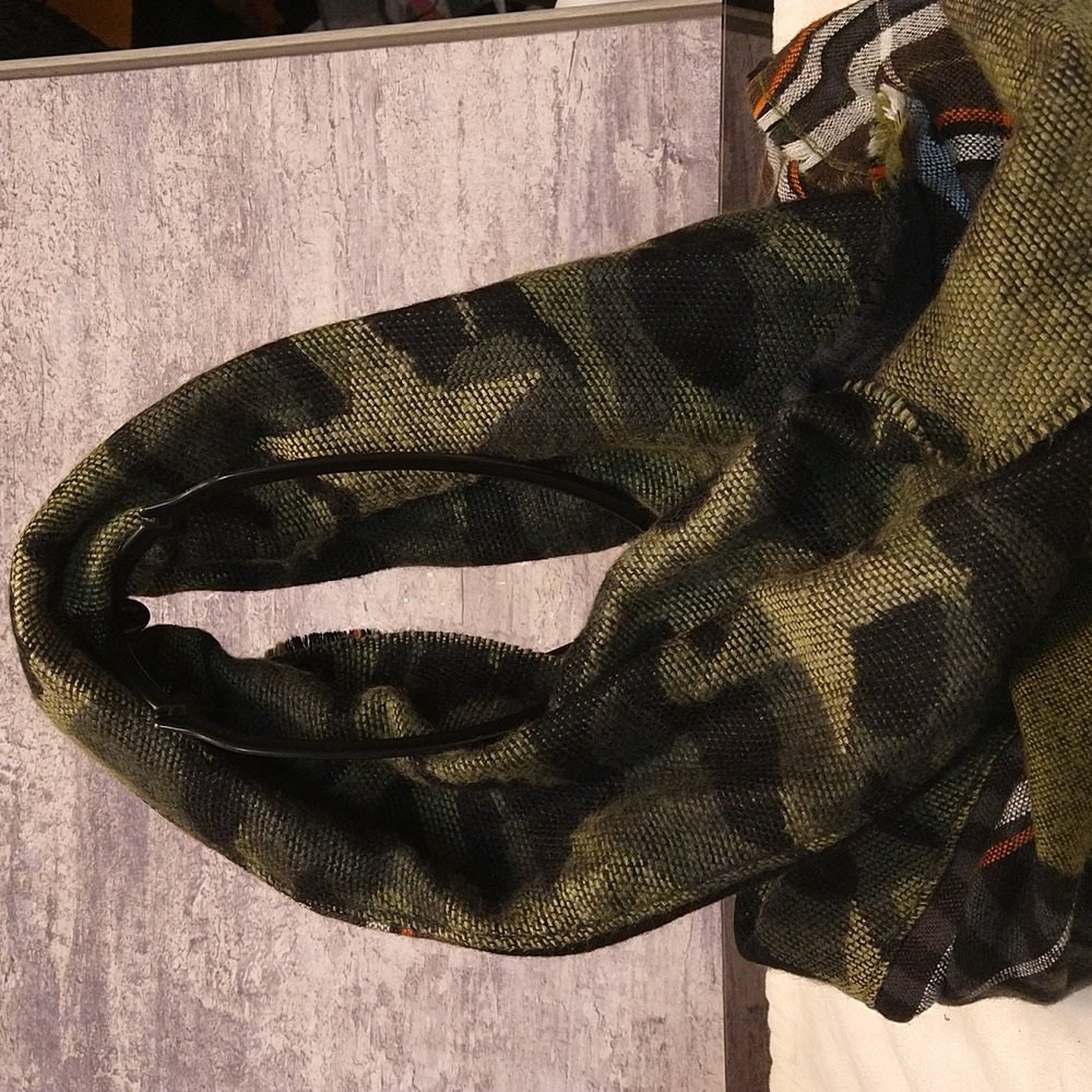 Steve Madden Infinity Scarf - Picture 3 of 8